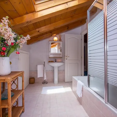 Sleeps 6 メナッジョ